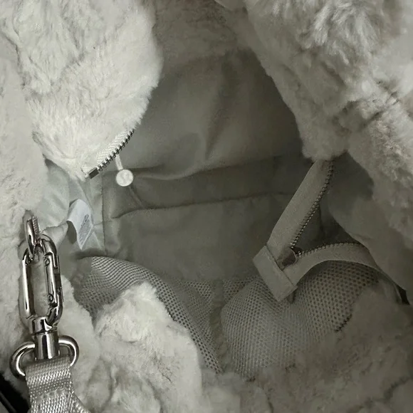 Lululemon Fleece Quilted Tote Mini - Bone 5L - Picture 6 of 7